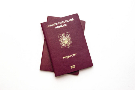 罗马尼亚红色护照，白色背景隔离
