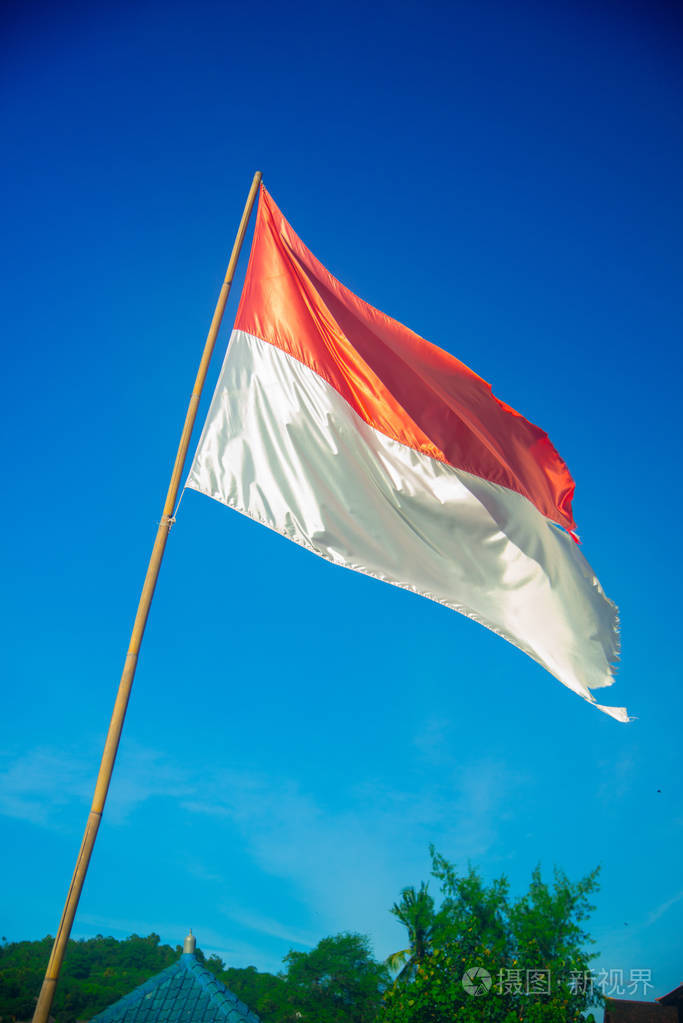 印尼巴厘岛海洋附近的印度尼西亚国旗巴厘岛是一个印度尼西亚岛屿被称