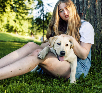 真正狗女下载年轻有魅力的金发碧眼女人玩她的小狗绿色公园照片