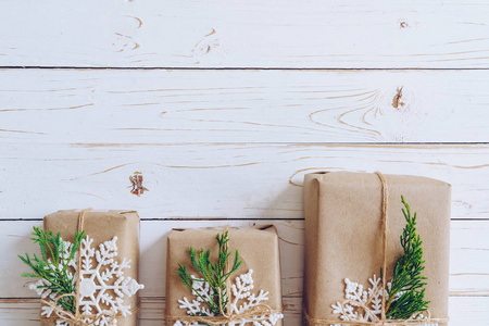 自制包装圣诞礼品盒礼物在木桌背景与空间。