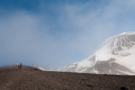 通往阿瓦钦斯基火山顶部的道路。 游客爬上阿瓦钦斯卡亚索普卡。 纳莱切沃自然公园