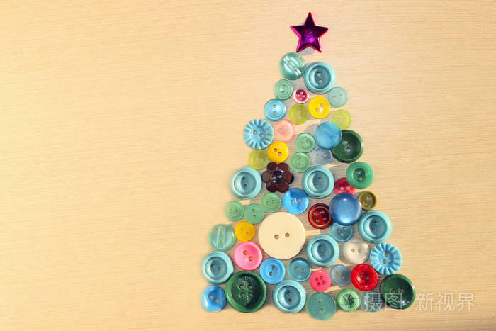 假期爱好手工美术概念木制背景上的装饰圣诞树美丽多彩的背景