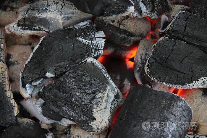 靠近烧烤炉中燃烧的煤表面
