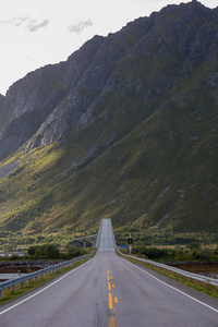 在挪威美丽的自然中，它惊人的山脉和尖锐的绿色山峰。