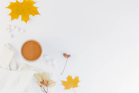 创意秋季平躺在头顶上观看咖啡杯温暖针织毛衣白色背景复制空间最小风格秋季冬季模板女性博客社交媒体