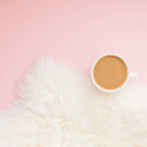 创意秋季平躺在头顶上观看咖啡牛奶拿铁杯在千禧年粉红色背景复制空间最小的风格。 女性博客社交媒体秋季季广场模板