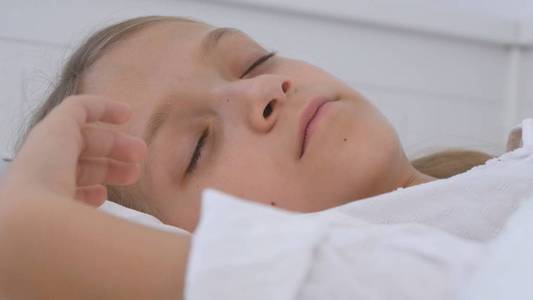 生病的孩子睡在床上生病的孩子在医院吃药休息