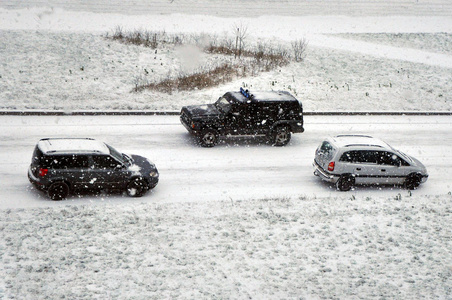 降雪期间车辆在道路上的移动