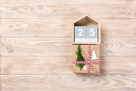 圣诞节日历12月1日. 圣诞礼物冷杉树枝在木制白色背景.
