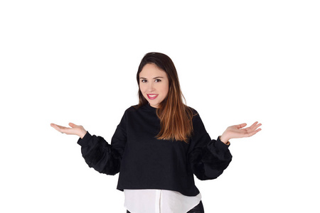 对个人选择有顾虑或怀疑,站在工作室背景沉思不解的女人用犹豫的表情