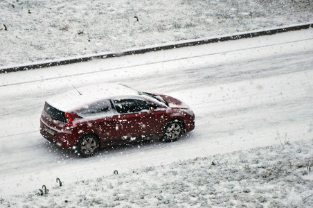 降雪期间车辆在道路上的移动