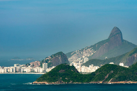 里约热内卢城市风景和尼特罗伊城市公园的山
