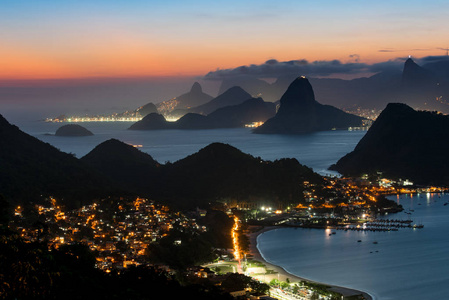 尼泰罗和里约热内卢的夜景，从城市公园俯瞰群山