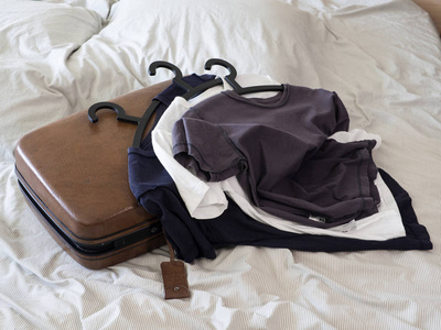 行李提箱包衣服准备度假周末旅行