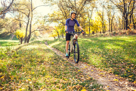 去风景优美的地方旅行. 秋天的树.照片