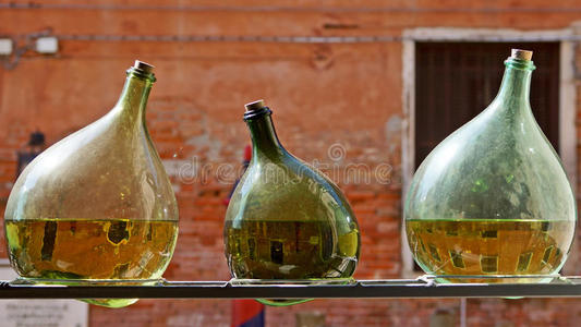 三个带有意大利威尼斯倒影的绿色瓶子