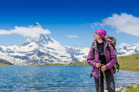 背着背包在山上徒步旅行的年轻女子