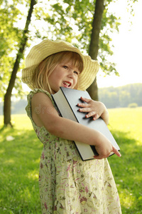 美丽的小女孩带着圣经在大自然中