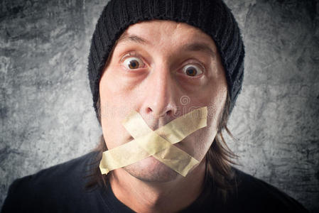 嘴上缠着胶带的人.照片