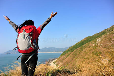 感恩远足女子海滨山