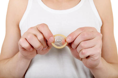 拿着避孕套的男人照片