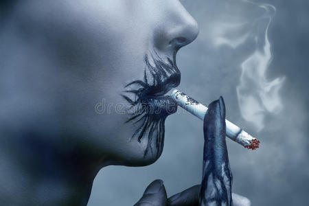 生病的女人抽烟,侧视抽烟的男人微笑的中年人抽烟,吵架一个头发飘逸的