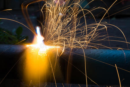 熔化金属的火花照片