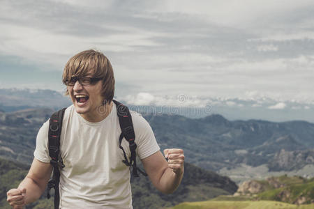 大喊大叫的幸福图片-大喊大叫的幸福素材-大喊大叫的幸福插画-摄图新