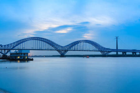 黄昏时分的南京铁路长江大桥
