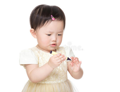 手持蜡笔的亚洲女婴