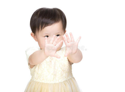 亚洲小女孩看着她的手图片