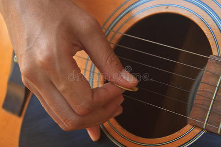 手弹吉他的女孩