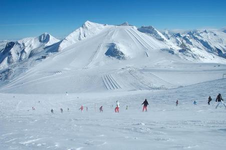 欣特图冰川上的滑雪坡