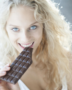 性感女人吃巧克力的画像