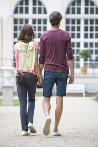 一对年轻夫妇在建筑物上行走的全景图