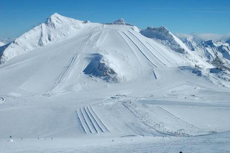欣特图冰川上的滑雪坡
