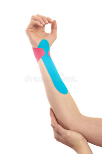 应用tex胶带治疗腕关节。