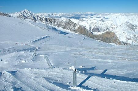 欣特图冰川上的滑雪坡