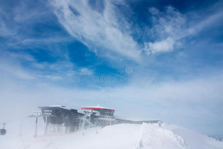 在2004米的圆形餐厅在雅斯纳滑雪度假村，斯洛伐克在一场雪地暴风雪