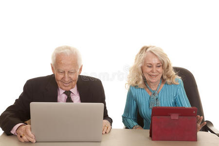 老年夫妇商务电脑低头看