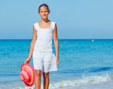 海滩上戴帽子的女孩