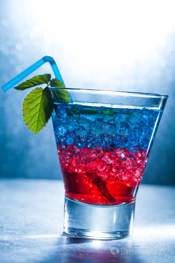 蓝色和红色分层鸡尾酒