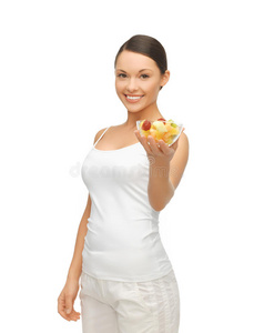 健康妇女拿着水果沙拉碗