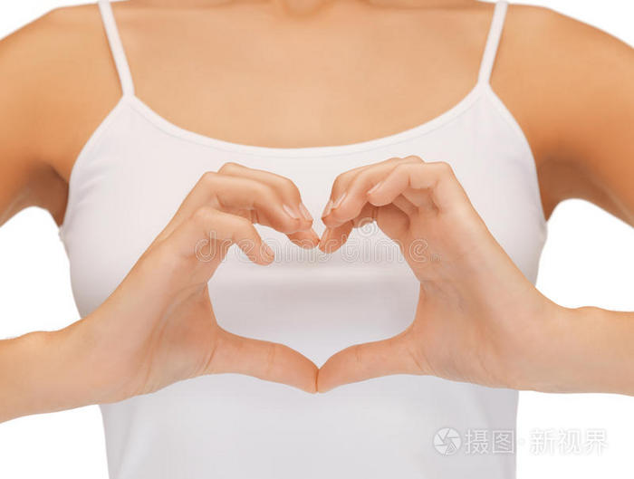 女人的手露出心形