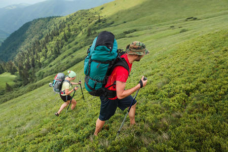 年轻人在喀尔巴阡山脉徒步旅行