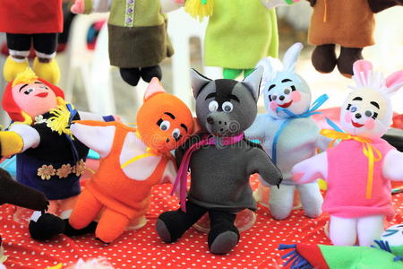 集市上的人偶和动物玩具图片