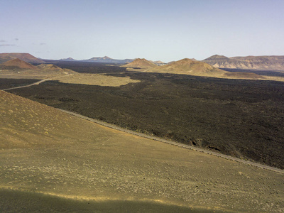 西班牙拉扎罗特岛加那利群岛浮雕火山和熔岩场的鸟瞰图。