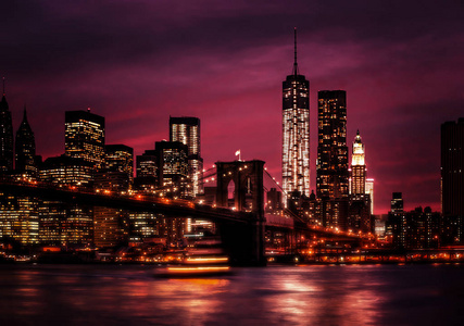 布鲁克林桥东河和曼哈顿晚上有灯光和倒影。 纽约