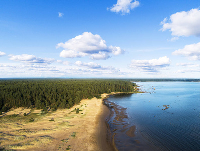 海滨与海滩泻湖的鸟瞰图。 有沙子和水的海岸线。 景观。 空中摄影。 鸟眼。 天空云。 令人叹为观止的天空云。 天空景观。