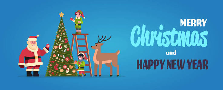 圣诞老人与精灵在楼梯上装饰冷杉树快乐的圣诞节快乐新年概念平水平